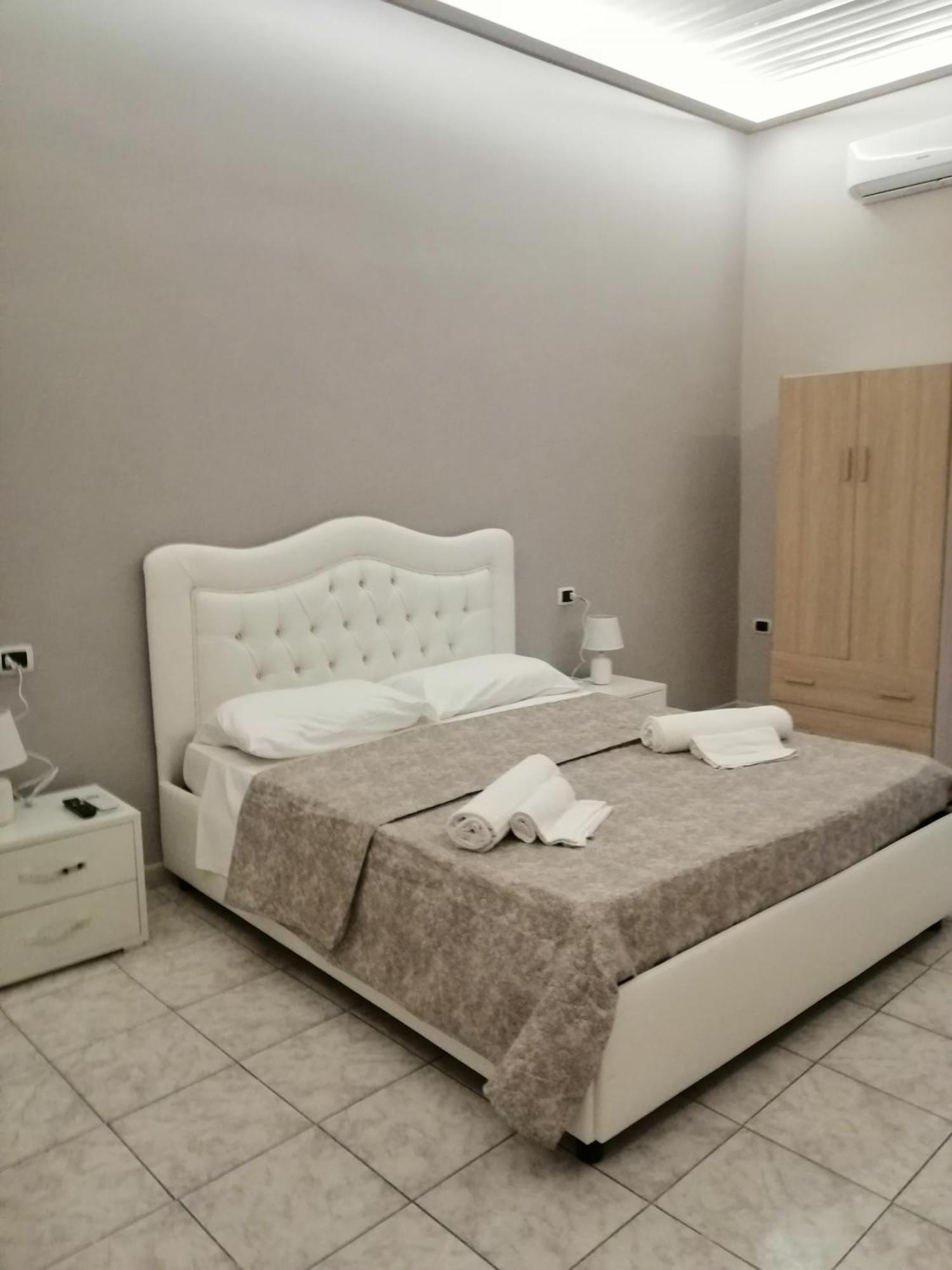 Guest House Francesco Наполи Екстериор снимка