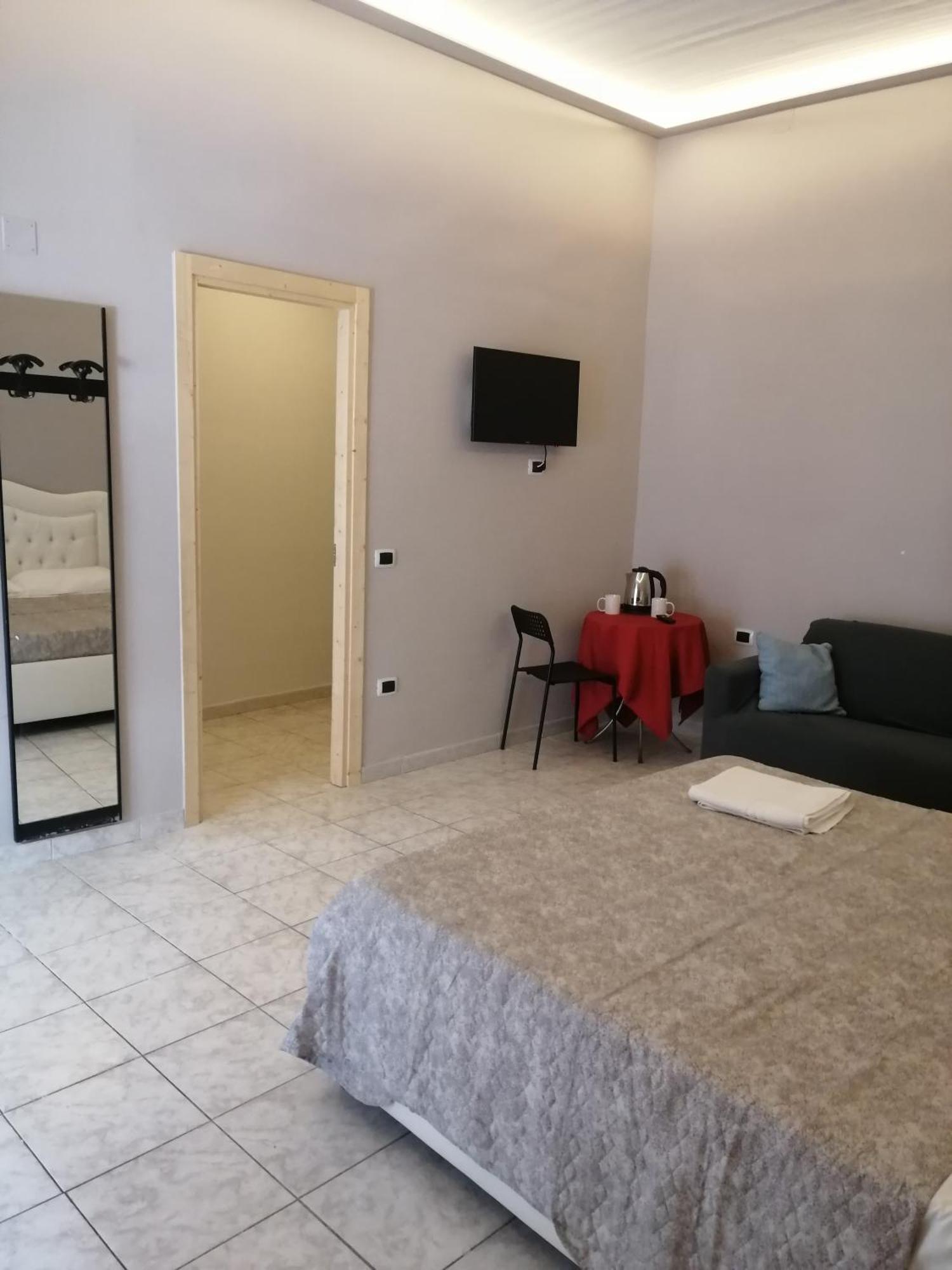 Guest House Francesco Наполи Екстериор снимка